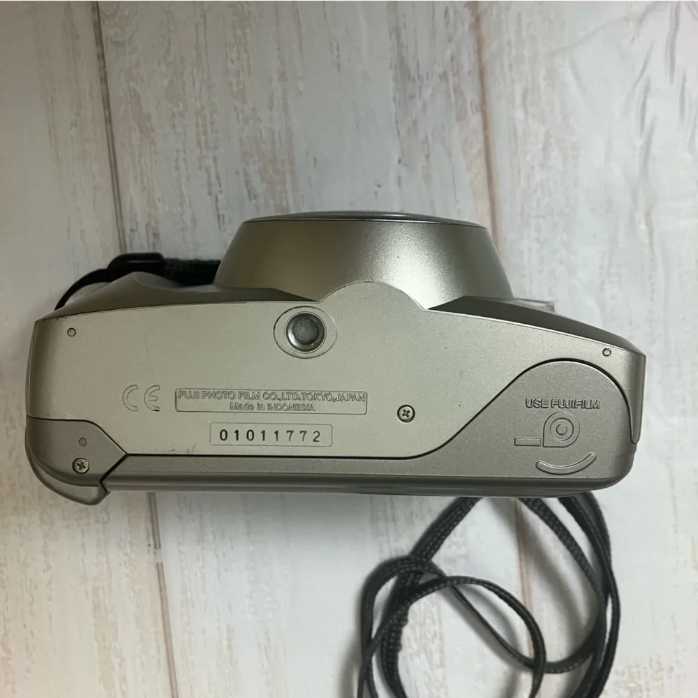 Fujifilm Discovery S1050 Zoom 35mm Point and Shoot Camera